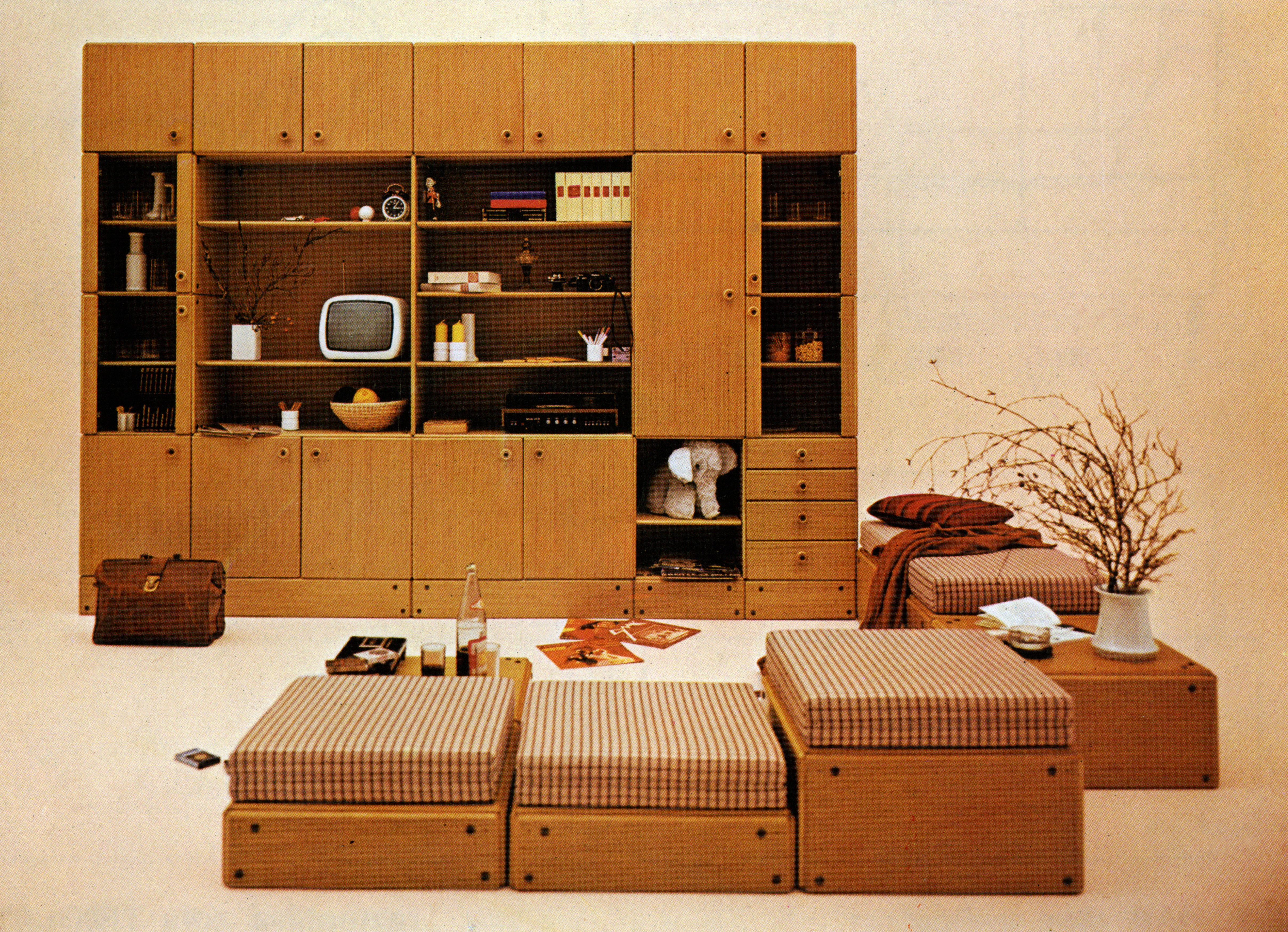 <b>Niko Kralj: System Javor</b> Lesna industrija Pivka, 1977, Foto aus dem Katalog“ loading=“lazy“ style=“width:100%;height:100%;position:absolute;“><a class=