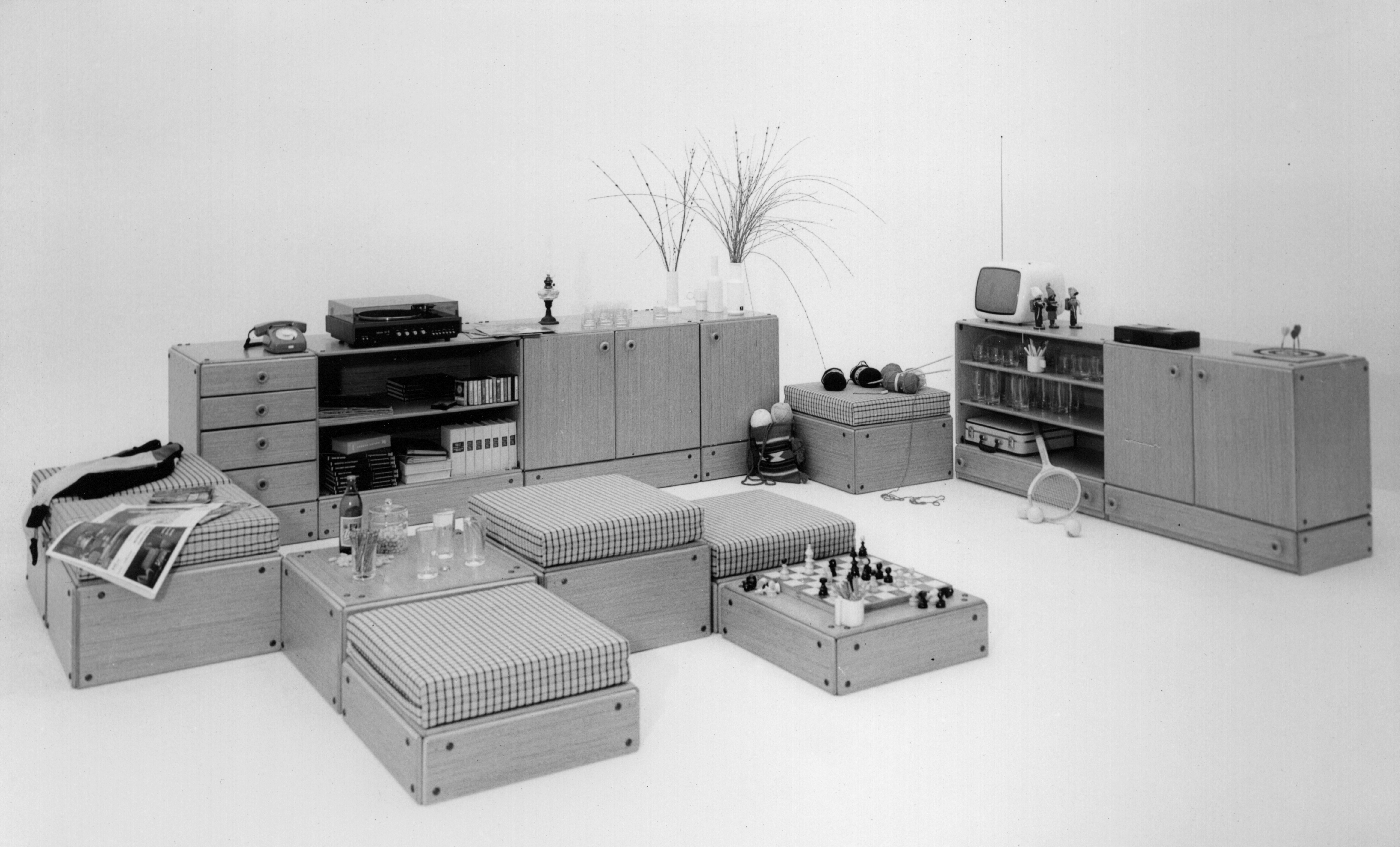 <b>Niko Kralj: System Javor</b> Lesna industrija Pivka, 1977, Foto aus dem Katalog“ loading=“lazy“ style=“width:100%;height:100%;position:absolute;“><a class=