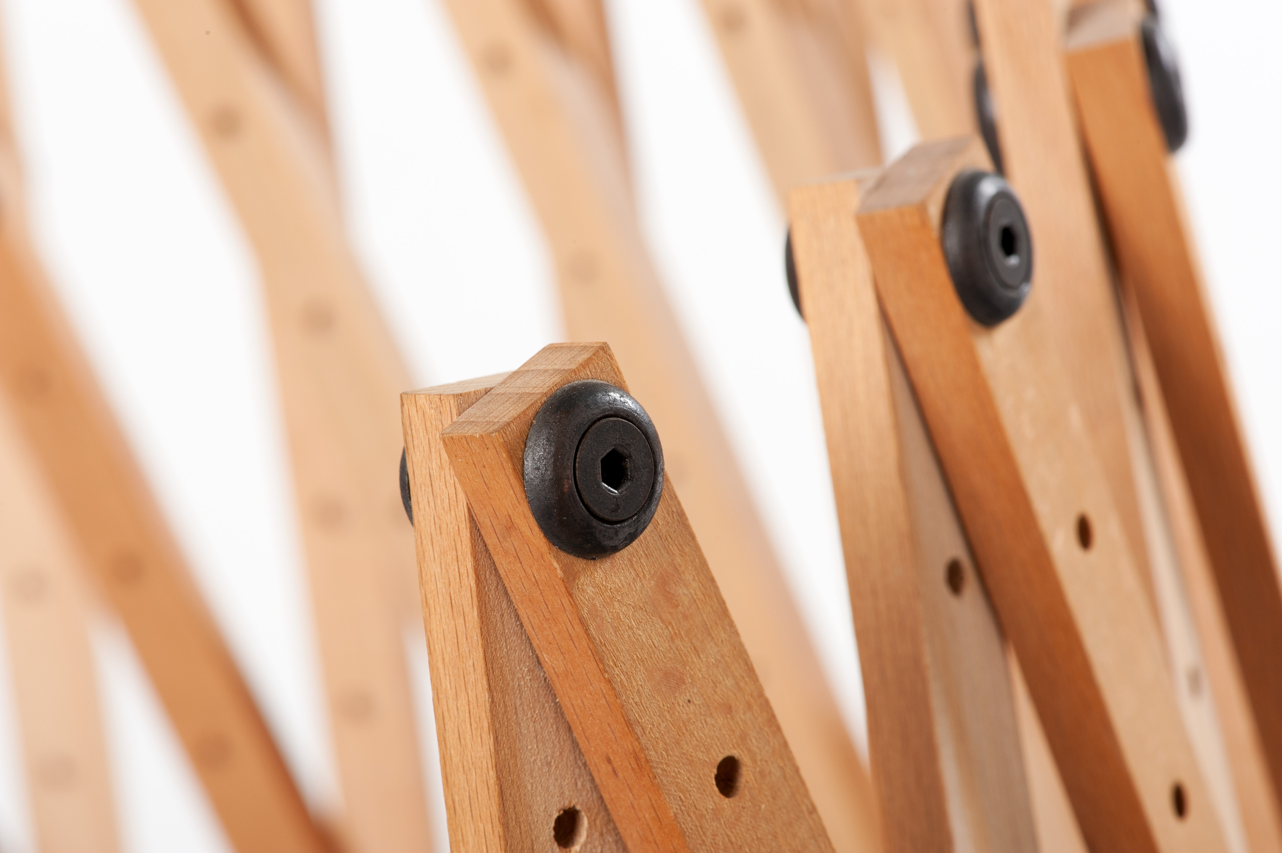 <b>Niko Kralj: Schraubenmutter, detail des Klappstuhls</b> um 1977, foto: Domen Pal © MAO“ loading=“lazy“ style=“width:100%;height:100%;position:absolute;“><a class=