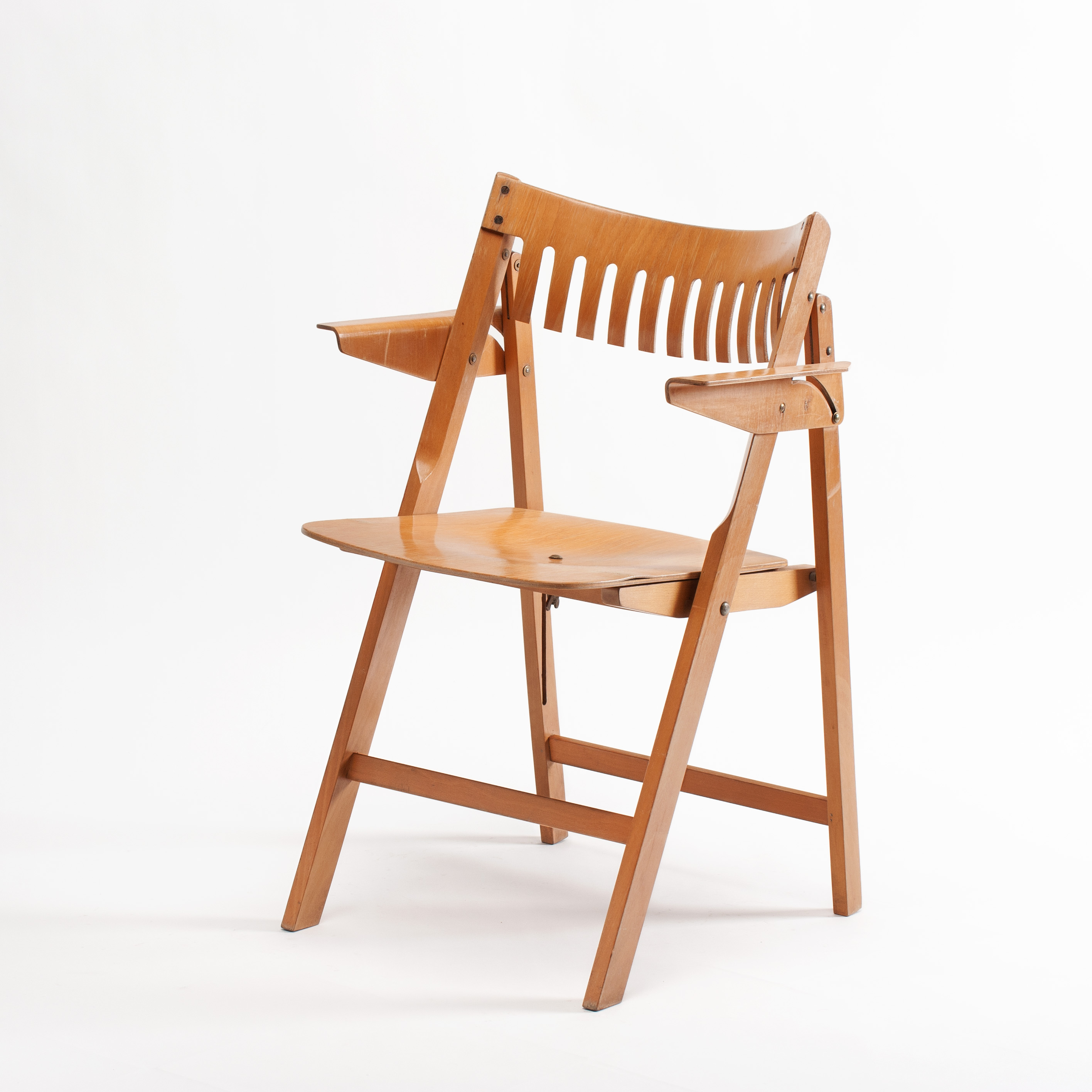 <b>Niko Kralj, Stuhl Indijanček (Indianer)</b> Stol Kamnik, 1953–1955, foto: Domen Pal © MAO, Bild 1/21″ loading=“lazy“ style=“width:100%;height:100%;position:absolute;“><a class=