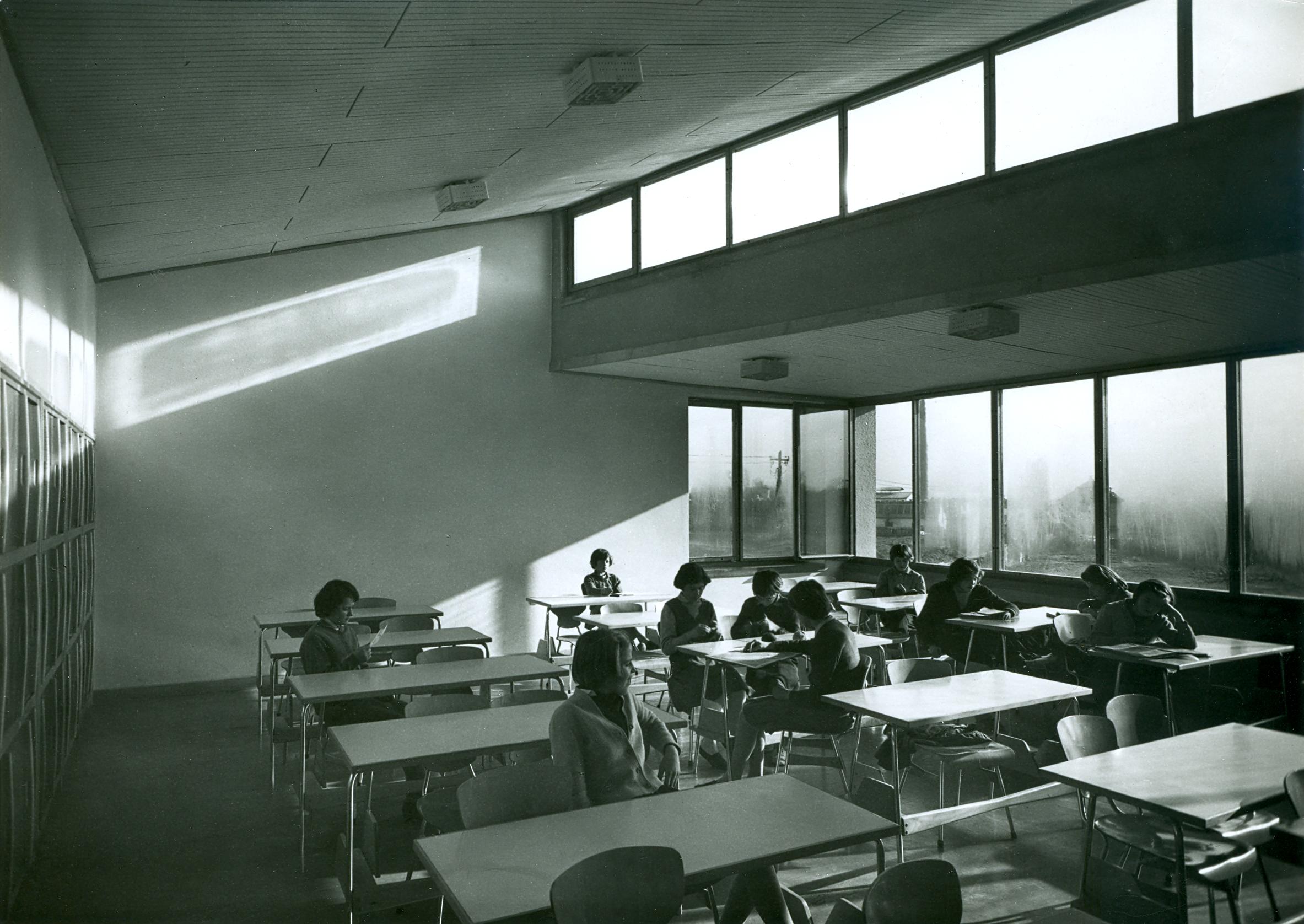<b>Schulstuhl in der Schule, Volksschule Stražišče</b> Schulstuhl und –tisch, Stol Kamnik, um 1955, foto: Janez Kališnik, © MAO“ loading=“lazy“ style=“width:100%;height:100%;position:absolute;“><a class=