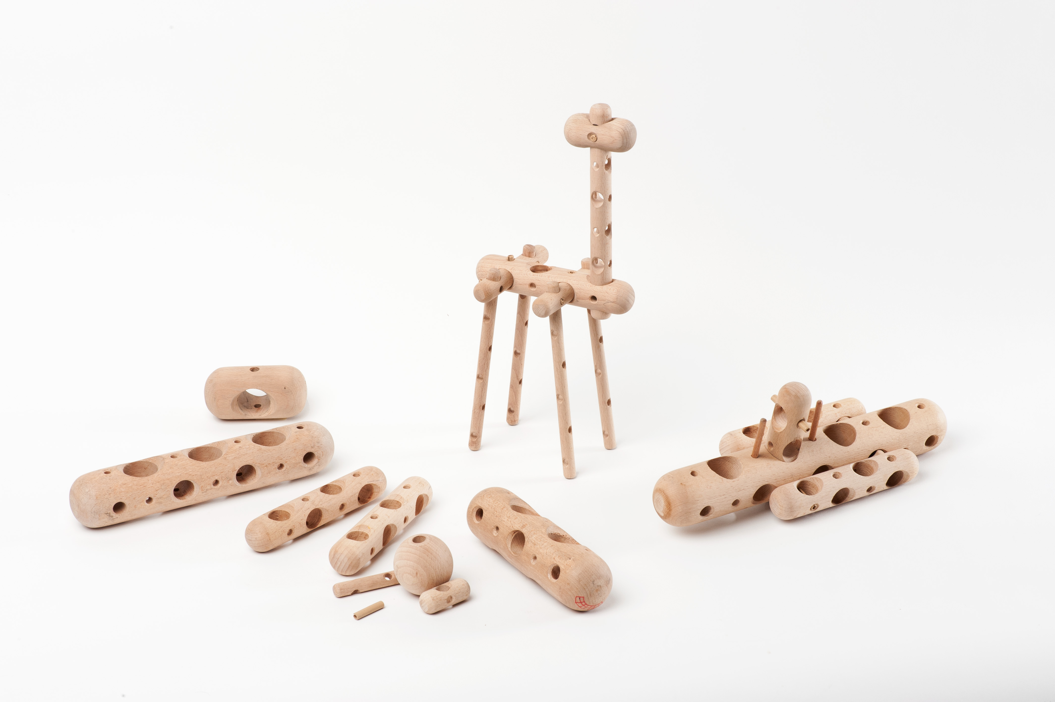 <b>Niko Kralj: modulares Spielzeug Mirna</b> Mirna, Pohorje pri Mirni, 1980, foto: Domen Pal © MAO“ loading=“lazy“ style=“width:100%;height:100%;position:absolute;“><a class=