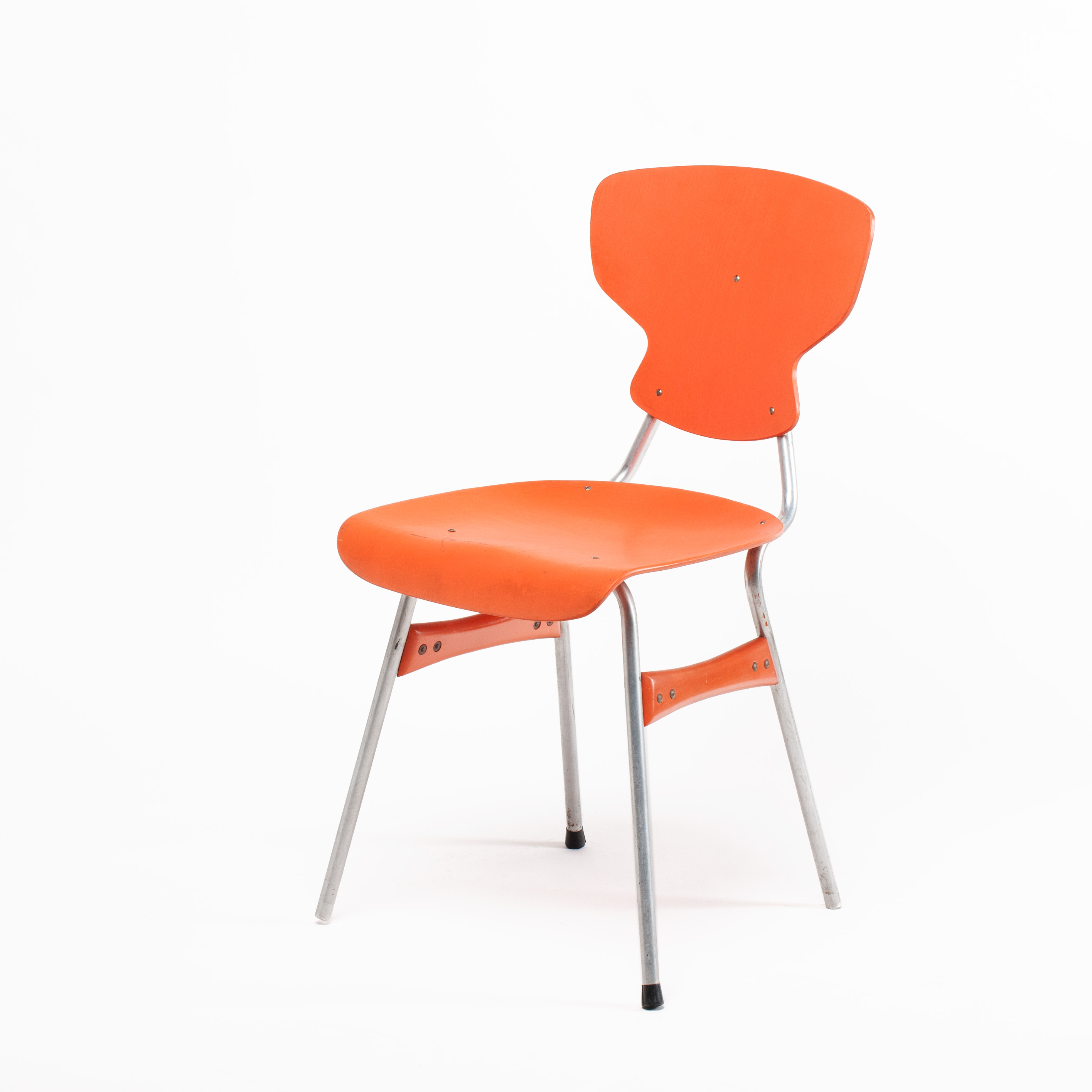 <b>Niko Kralj: Schulstuhl</b> Stol Kamnik, um 1955, foto: Domen Pal © MAO“ loading=“lazy“ style=“width:100%;height:100%;position:absolute;“><a class=